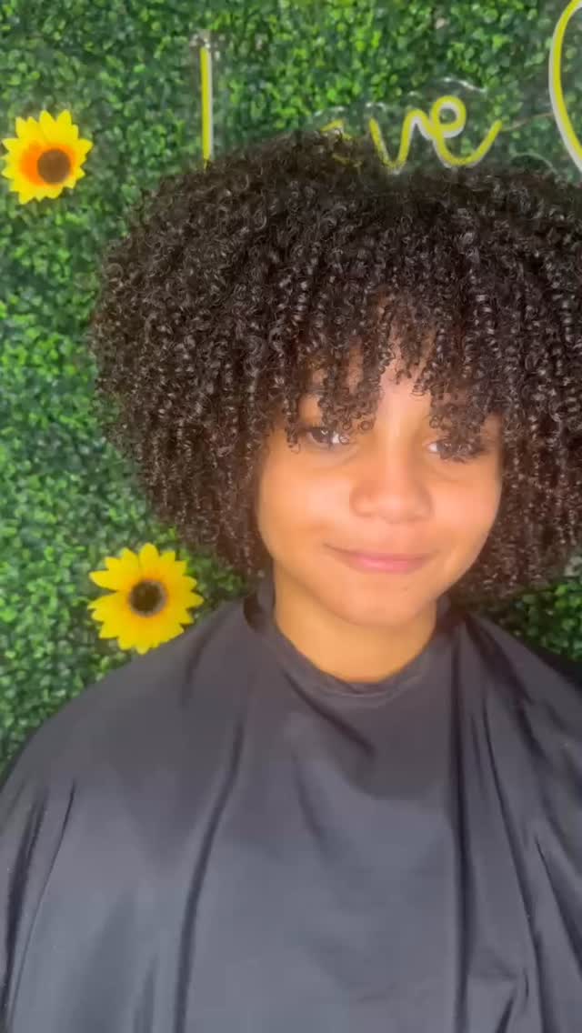We love an oldie but goodie! 😍 Minimal fluffing, just letting the curls do what they do.
•
•
•
#CurlyHair #WashAndGo #CurlyHairSpecialist #tampahairstylist