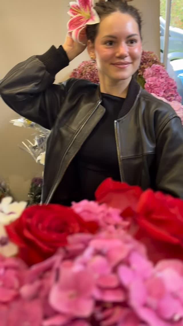 Who says you can’t work hard and have fun?#luxuryflowers #luxuryflorals