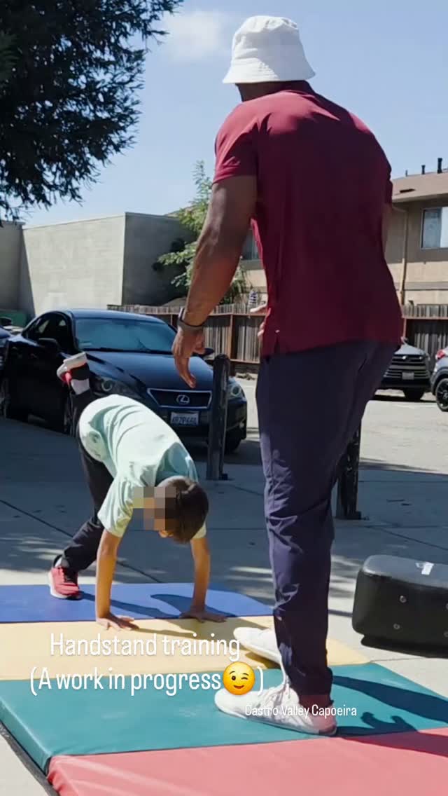 Working on the "Bananeira" (handstand) with the kids class.