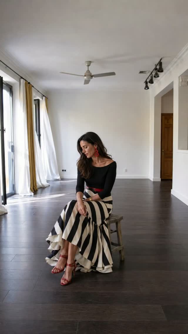 Yo veo la casa que todavía tú no ves.
Antes de los muebles.
Antes de los objetos.
Antes incluso de que el espacio parezca tener algo que contar.
Imagino cómo puede vivirse, cómo puede sentirse y en qué puede convertirse.
Eso es para mí diseñar:
ver antes de que exista.
LA RENUEVA
Visualización de espacios · Diseño de autor
Ana Ruiz · Interiorismo