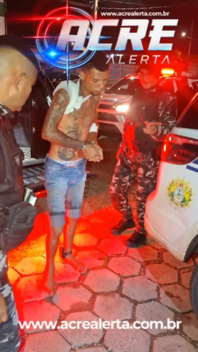 🚨 POLÍCIA PRENDE TRÊS SUSPEITOS E RECUPERA R$ 50 MIL NA BR-364
Três homens foram presos pela Polícia Militar na tarde desta segunda-feira (21), após um assessor parlamentar ser rendido durante um roubo na BR-364, próximo a Bujari.
Segundo a PM, a vítima foi abordada por suspeitos armados que estavam em um Voyage branco e foi obrigada a seguir em seu veículo, onde estavam os R$ 50 mil.
Equipes do destacamento do Bujari, ROTAM e BOPE localizaram os envolvidos. Durante a abordagem, houve troca de tiros e Matheus Henrique Lopes da Silva, de 23 anos, foi atingido no ombro. Ele foi socorrido e posteriormente conduzido à Defla.
Também foram presos Kauan Jhonata Viana Monteiro, de 20 anos, e Rycher da Silva Cardoso, de 35 anos.
A polícia apreendeu um revólver calibre .38, munições e recuperou os R$ 50 mil. O caso será investigado pela Polícia Civil.
📲 Matéria completa: www.acrealerta.com.br
#Acre #Bujari #BR364 #PolíciaMilitar #ROTAM BOPE Segurança AcreAlerta