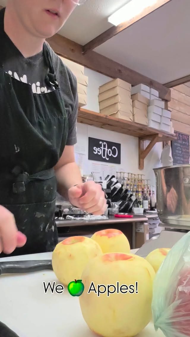 Time for cinnamon, apples and all things fall!
🍏🍎
Our homemade apple compote is on our Apple Cinnamon cupcakes this week!