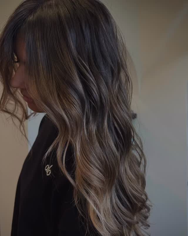 Fall into good hair 🍂✨ Cozy tones, dimensional brunette, and all the soft, effortless movement we’re craving this season. There’s just something about a fresh fall color that makes you feel like your best self 🤎
Cut+color: @paintedbymal
#FallHair #BrunetteBalayage #MinneapolisHairstylist #MapleGroveHair #MinnesotaHairStylist