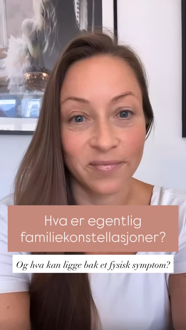 Det som er så fascinerende, er at jeg ofte begynner å få opp ting allerede før en konstellasjon starter og uten å vite hvor det hører hjemme. Noe faller på plass underveis, mens andre ting viser seg å ha flere lag eller tilhører andre (og oss selv).
I dag startet selve konstellasjonen med et fysisk symptom.
Og dette var noe av det som skjedde i dagens konstellasjon:
Vi startet med et fysisk symptom. Klienten hadde smerter i venstre skulder og høyre arm. Jeg representerte høyre arm, mens en annen representerte venstre skulder.
Etter hvert gikk jeg over til å representere moren til klienten. Da kom det opp en stor sorg. Videre i konstellasjonen kom det frem to tvillinger som moren til klienten hadde mistet under graviditeten og som ikke hadde fått noen plass eller anerkjennelse i familiesystemet. Den andre representanten gikk samtidig fra å representere venstre skulder til å representere tvillingene.
Det viste seg også i konstellasjonen at klienten bar på et ansvar som egentlig tilhørte moren, uten å være klar over det. Vi ga derfor dette ansvaret tilbake til mor, slik at barnet (klienten) ikke lenger skulle bære det for henne.
Etter dette kunne jeg som representerte moren, begynne å få kontakt med tvillingene og sorgen rundt dette. Til slutt satt jeg faktisk der og kjente meg gravid med disse tvillingene.
Og prosessen er fortsatt ikke ferdig❤️
Som sagt, dette startet med at klienten hadde noen fysiske symptomer/smerter og alt dette kom opp🙊