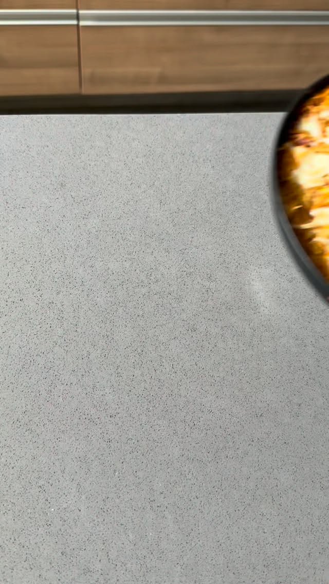FIDEO SECO A MI MANERA
Esta es de esas recetas que hago una y otra vez en mi casa: fácil, con pocos ingredientes y de esas que todos se comen felices.
Y el secreto está en dorar bien la calabacita antes. Queda deliciosa entre el fideo, la salsa de jitomate y TODO ese queso gratinado.
Ingredientes
* 1 paquete de fideo La Moderna
* 3 calabacitas ralladas
* Jitomate molido al gusto
* Queso rallado para gratinar
* Un poco de aceite
* Sal al gusto
Preparación
1. En un sartén amplio con un poco de aceite, agrega la calabacita rallada y cocínala hasta que pierda humedad y empiece a dorarse. Retira y reserva.
2. En el mismo sartén, agrega un poquito más de aceite y dora el fideo La Moderna, moviendo para que tome color parejo.
3. Agrega el jitomate molido, sazona y deja cocinar a fuego medio hasta que el fideo esté suave y vaya absorbiendo toda la salsa. Puedes agregar un poco de agua si lo necesita. Y sal al gusto
4. Incorpora la calabacita dorada y mezcla.
5. Termina con una buena capa de queso rallado, tapa y deja cocinar hasta que esté completamente derretido.
Fideo seco, calabacita doradita y queso fundido. Una combinación sencilla que en mi casa nunca falla.
Guarda esta receta para uno de esos días en los que quieres cocinar algo rico, fácil y para todos.
#LaModerna #FideoSeco #RecetasFáciles #ComidaEnFamilia #Publicidad QueridaPasta LaModerna PastaSaludable @lamoderna_mx