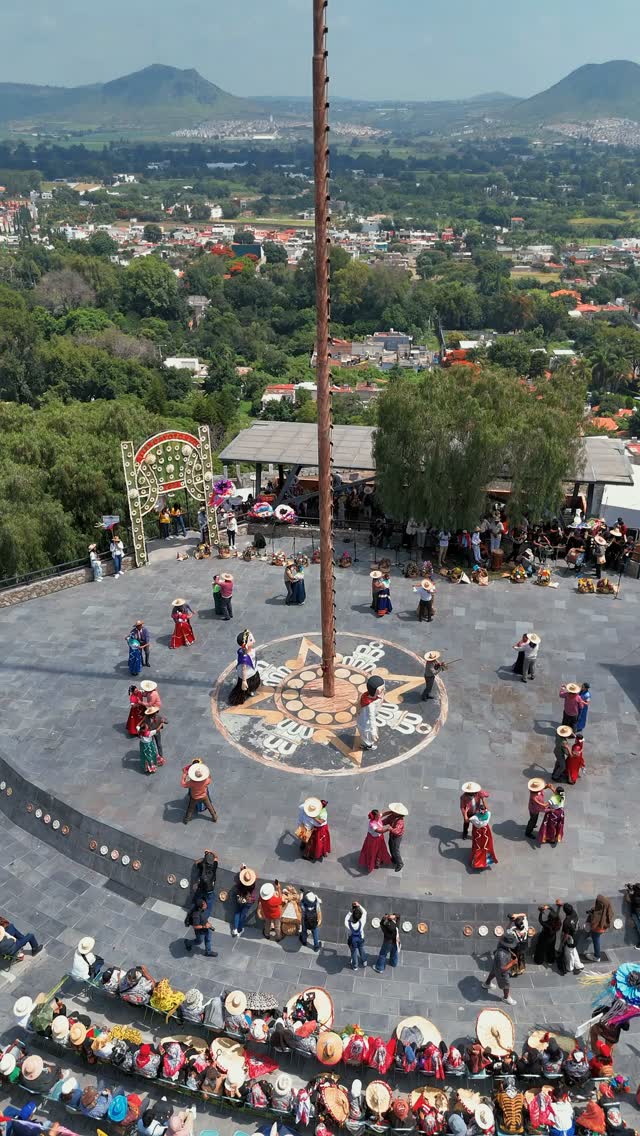 🎉 ¡Este domingo vive la GRAN FIESTA del Huey Atlixcáyotl! 💃🏻🌺
No te pierdas esta celebración llena de tradición, música y color a partir de las 10:00 a. m. 🥁✨
Disfrútala desde nuestros portales o terraza y déjate enamorar por la magia de Atlixco. ❤️
¡Te esperamos! 🌸 #HueyAtlixcayotl #ViveAtlixco #Atlixco