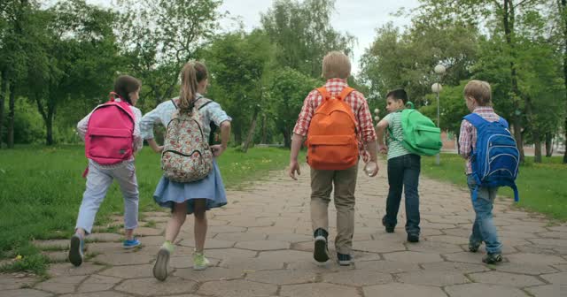 Cuidado de la espalda y uso correcto de mochilas
🎒 Una mochila pesada o mal colocada puede generar dolor de espalda y afectar la postura en niños y adolescentes.
🔍 Recomendaciones clave:
✅ No debe superar el 10–15% del peso corporal.
✅ Usar ambas correas y ajustarlas a la altura de la espalda.
✅ Evitar cargar solo de un lado.
👉 Una buena mochila no solo carga libros, también previene lesiones futuras.
🏥 Especialista en lesiones deportivas, cirugía artroscópica y reconstructiva
Alta especialidad en artroscopía, trasplante de cartílago y reemplazo articular
CP. Esp.: 8070731 UNAM | COFEPRIS: 2309142002A00109
📞 Consultorio: 5551313904
#ortopediadeportiva #espalda #mochilas #lesionesinfantiles #prevención
Video Credit: Pressmaster via Pexels