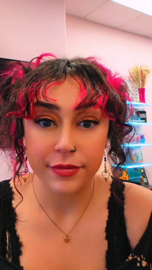 ✨️Little Friendly Reminder✨️
I'm the literal worst!!! 🙃
Jk but for real it is something to think about. How often are you wearing your hair up for multiple days in a row? Do you take it down and brush through it every time you throw it back up? Or just use your hands??Are you doing the same style in the same exact place? So you're pulling and tugging on the same hairs every time?
These are things that are helpful to me mindful of to ensure the health of your hair from scalp to ends! We want full, happy, healthy, hair! 💇♀️💖
#vibessalonabq #abqsalon #newmexicosalon #smoothhair #silkyhair
