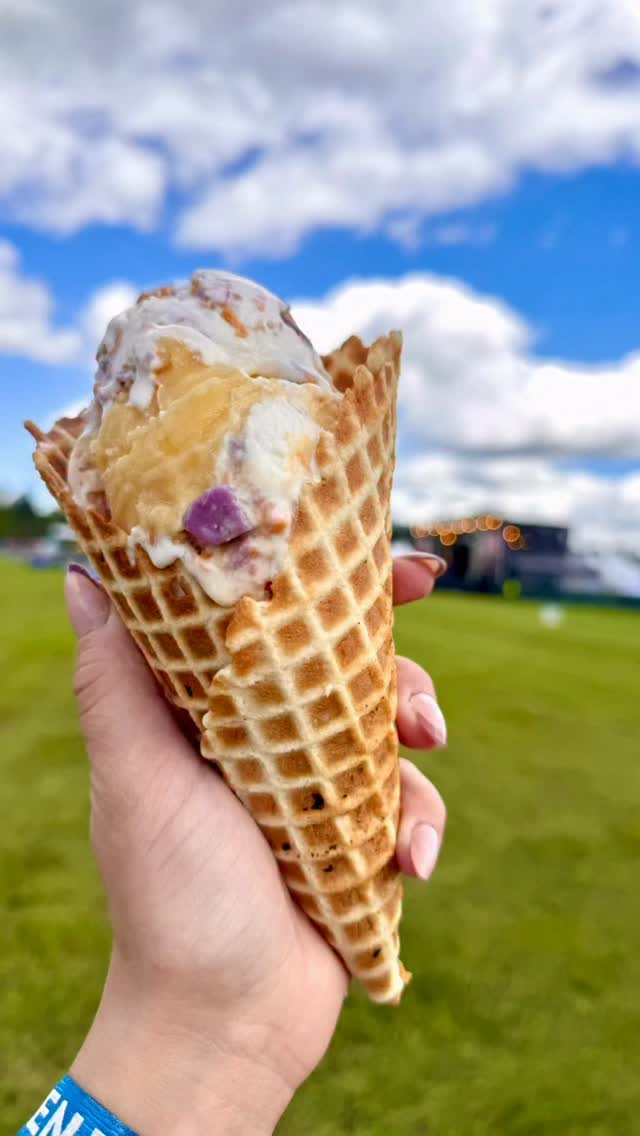 Made for @borderlandfestival!
Scooping at both locations for a limited time!
TRIPPY HIPPY
A mix of Tangerine ice cream and blood orange sorbet creates a rad, refreshing treat, especially with the white chocolate tie die sparkle bark sprinkled throughout
#havearosieday #borderlandfestival