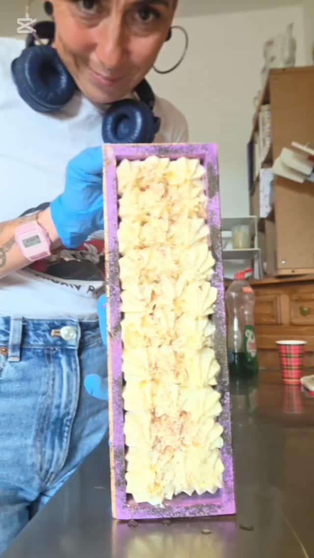 Découpe du petit nouveau 🤩
Aux couleurs d'automne 🍂🧡
Il s’inspire d’un truc qui se mange, évidemment… 😏
Visuellement, je trouve que je vous ai laissé beaucoup trop d’indices...😋
Alors, de quel dessert s'agit-il?🤤