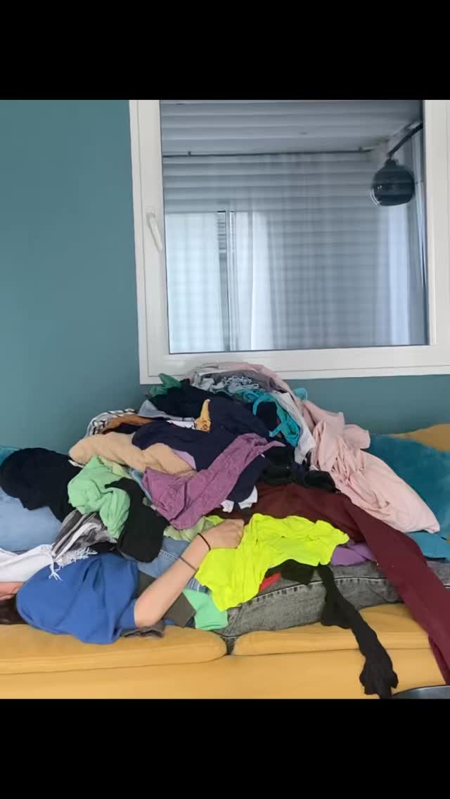 🎶 Parce que c’est ça la vie…
On aura TOUJOURS du linge à laver, à sécher, à plier et à ranger. Voilà, désolée pour la mauvaise nouvelle.
Mais quand la panière déborde, que 3 machines attendent d’être pliées et que le retour de vacances a achevé le peu d’organisation qu’on avait… le linge peut vite devenir un vrai calvaire
.
Alors plutôt que d’attendre que ça passe (spoiler alerte: ça ne passera pas tout seul 😅), on donne un bon coup de collier :
👉 On rattrape les machines en retard.
👉 On trie au passage tout ce qui est trop petit, usé, jamais porté, les chaussettes seules ou simplement en trop.
Objectif : AVOIR MOINS.
Parce que moins de vêtements, c’est aussi moins de linge à gérer et moins de risque de finir sous la montagne.
Allez, septembre = RESET. 💪
Et chez vous, la panière est sous contrôle… ou elle a pris le pouvoir ? 😂
#dites le moi en commentaire, ici on se motive pour faire les choses !
Sandra, Home Organiser passionnée ❤️