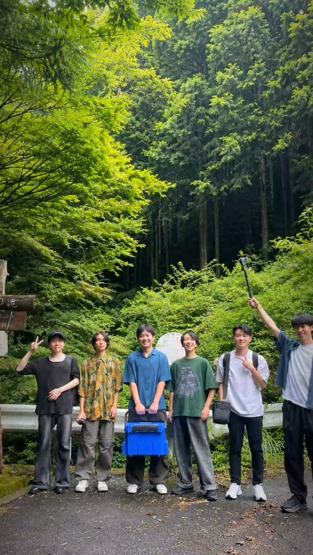 大阪工業大学ロボティクス&デザイン工学研究科の横山先生のゼミの研究に、川上村でお手伝いさせていただきました!
今回は、産学官連携の取り組みとして、川上村のさまざまな観光地で「視線計測」を行いながら、主に景観評価について検証していきます。
人は、川上村の景色のどこを見ているのか。
どんな景観に魅力を感じるのか。
私たちが「ここが川上村の魅力だ」と思っているものを、実際に訪れた人はどう見ているのか。
これまで経験や感覚で語られることの多かった「景観の魅力」を、視線データなどを使って客観的に捉えていく取り組みです。
川上村のこれからの観光や景観づくりにも、つながっていきそうです。
どんな結果が出てくるのか、楽しみです!