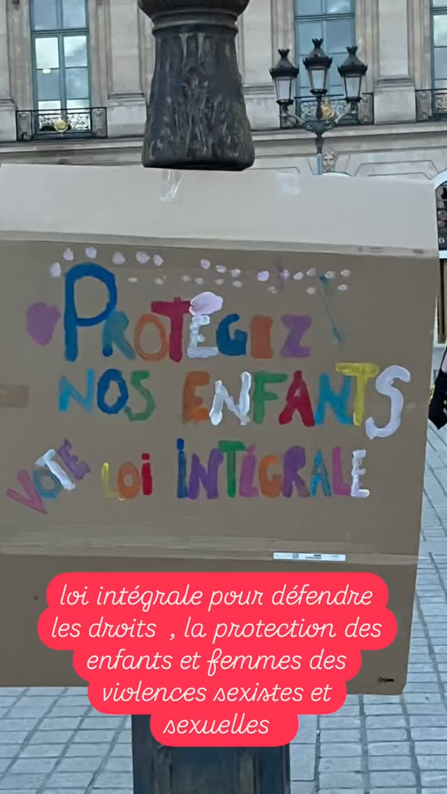Ce soir nous étions réunis place Vendome devant le palais de justice!
lLe gouvernement doit s'impliquer et voter les propositions portées par plus de 20 associations nationales pour la défenses des droits des enfants et des femmes contre les violences sexuelles et sexistes !
L'état doit investir plus de 3 milliards d'euros pour pouvoir faire un travail de fond et défendre les générations futures, c'est-à-dire les enfants, mais aussi toutes les femmes et les hommes qui subissent des violences sexistes et sexuelles!
#loiintegralecontrelesvss #loiintegrale
on lache rien et on sera là lundi prochain devant le palais de justice !