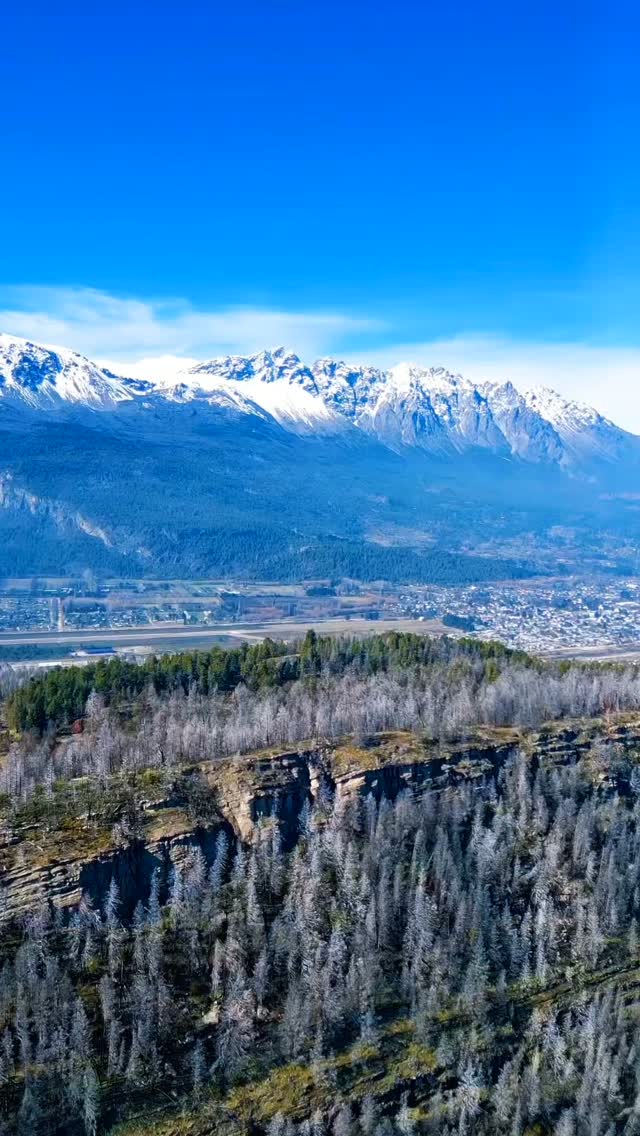 ❄️🌸 El invierno empieza a despedirse… y la primavera comienza a asomarse.
En El Bolsón, el paisaje cambia de a poquito: la nieve todavía abraza las montañas, mientras los días se llenan de luz, los colores empiezan a aparecer y el bosque despierta. 🌲✨
Una nueva estación está llegando, y este rincón de la Patagonia se transforma una vez más. 💚
📍 El Bolsón, Río Negro
🌸 ¿Estás listo para recibir la primavera?
#ElBolsón #PatagoniaArgentina #PrimaveraEnElBolsón #Invierno #Primavera Naturaleza TurismoElBolsón RíoNegro