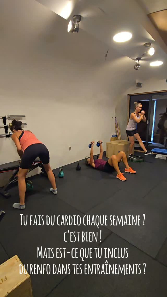 Tu fais de la course à pied, du vélo, des cours de fitness...etc ?
C’est excellent pour ton cœur, ton endurance et ta santé.
🤔 Mais est-ce que tu entraînes aussi ta force, ta résistance?
Le renforcement va te permettre de:
- travailler tes points faibles (oui tu sais cette douleur au dos/épaule/genou/mollet.....)
- améliorer ta stabilité et ton contrôle du mouvement
- être plus performante dans tes activités et ton quotidien (déménager des choses/faire des travaux/ jouer avec les enfants...)
👌👌👌
Le cardio développe ton endurance. Le renforcement développe tes capacités physiques.
Et pour un corps plus fort, plus stable et plus performant, les deux ont leur place dans ta semaine ;)
Tu aimerais faire du renfo mais tu ne sais pas réellement comment faire ?
📩