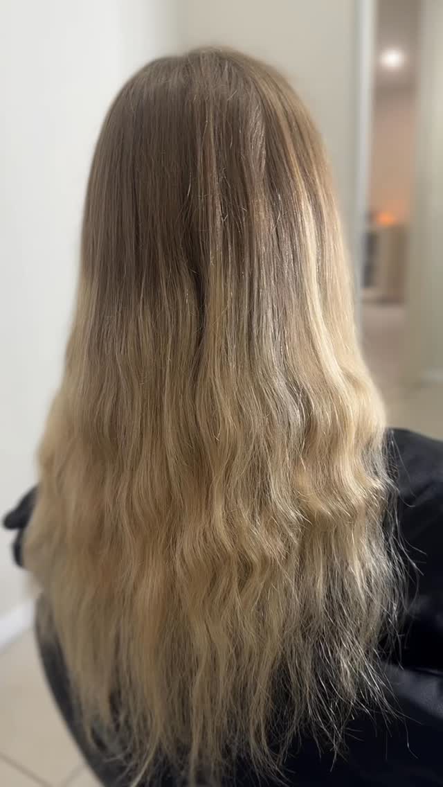 Superior Shades: Toffee Cream B & Rooted Chestnut B ✨ code TAYZHAIR for $20 off @superiorhairglobal 🌸
20 inch mini wefts & partial foils for beautiful stunning angel @claire_burnet_ 💛
#ombreextensions #hairextensions #blonde #hair #explorepage✨