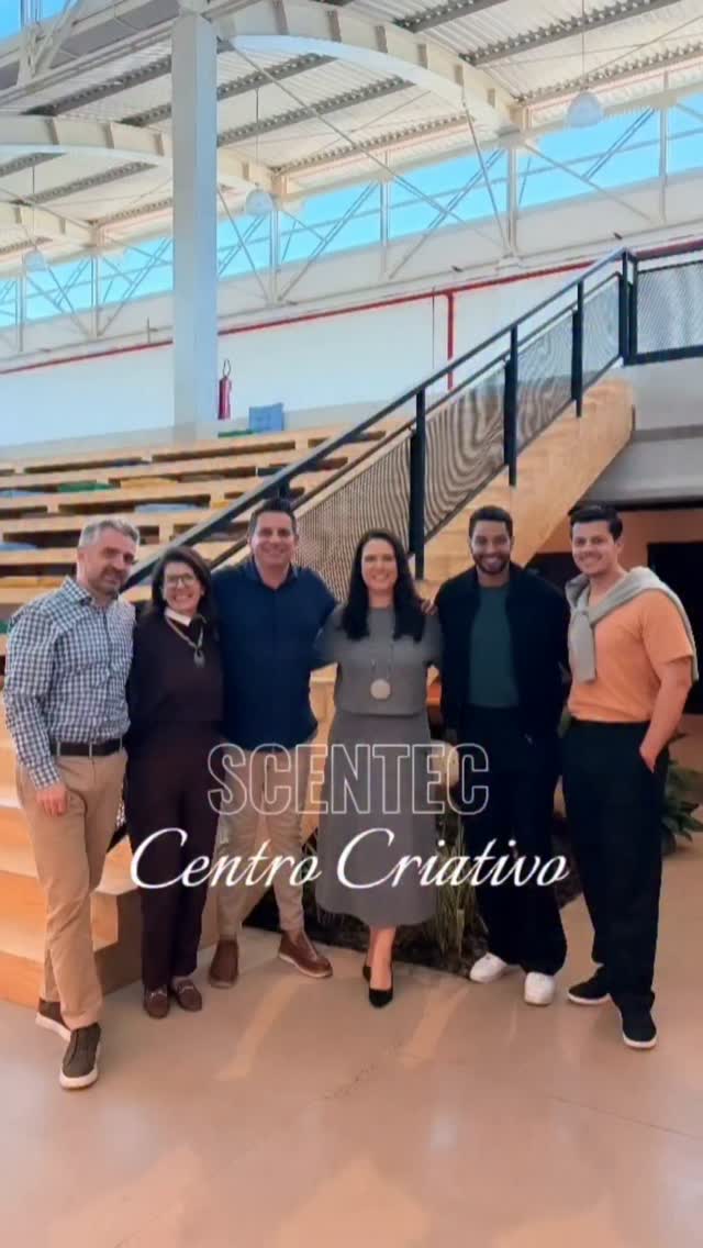 Visitei o recém-inaugurado Centro Criativo da SCENTEC, em Cajamar, e aproveitei para conhecer um pouco mais da trajetória dessa casa de fragrâncias brasileira.
São 36 anos de história, crescimento e expansão, que hoje se traduzem em uma estrutura cada vez mais voltada à criação, pesquisa e inovação.
Perfumistas, designers olfativos e diferentes áreas trabalham juntos para transformar tendências e conhecimento em novas possibilidades para a perfumaria.
Foi esse momento da SCENTEC que eu quis registrar nesta visita.
@scentecfragrances
#ALLSENSEZ #SCENTEC #PerfumariaBrasileira #Fragrâncias #Inovação