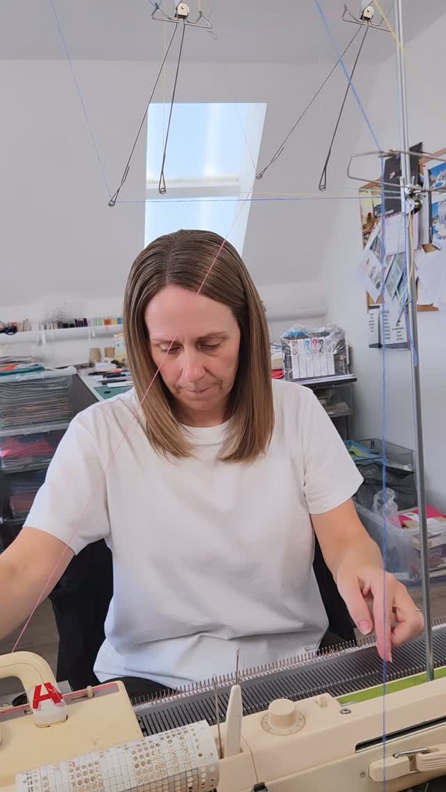 Who else brain is like this when knitting, sewing, painting, or anything else??
Surely, its not just me 😬
Anyway, it also said "should I make a video?" So, look, I did! 😂
Right, I better keep going or no lunch for me!
#knitknitknit #brainstorming #internalmonologue #anyoneelse #justkeepknitting