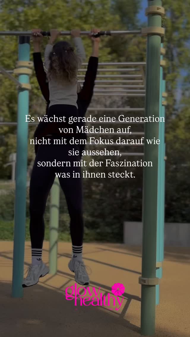 Ich wünsche mir, dass unsere Töchter mit etwas aufwachsen, was wir erst lernen mussten:
✨Dass ihre innere Stimme immer gehört werden darf.
✨Dass sie in Verbindung und Freundschaft mit ihrem Körper leben, anstatt ihn zu übergehen.
✨Und dass sie sich zuerst um sich selbst kümmern dürfen. - nicht aus Egoismus, sondern weil genau daraus die Kraft entsteht, ihre Bestimmung zu leben und der Welt ihr Strahlen zu schenken ❤️🔥✨.
Ich glaube, das fängt nicht bei großen Belehrungen an, sondern bei dem was wir vorleben, wie wir über uns sprechen, wie wir mit uns umgehen, wie wir essen, uns bewegen, … 🦋⛓️💥
Denn unsere Kinder lernen nicht aus unseren Worten.
Sie lernen aus unserem Leben. 💪🏼🌪️🍀❤️🌿
#Körperverbindung #Selbstführung #MutterTochter #VorlebenStattVorgeben