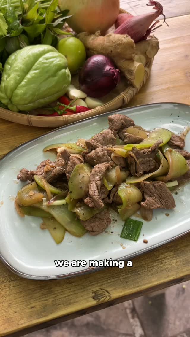 SEASONAL SPECIAL - Su Su Xào Thịt Bò 🥢🐄
Have you tried su su (aka chayote, chocho, chow-chow, chucho)? This vibrant, green pear-shaped veggie is crisp, crunchy and super Autumnal! Straight from my back garden 🌱, it’s now stir-fried with tender beef in a fragrant marinade of aromatics and sauces, a true seasonal treat 🍂