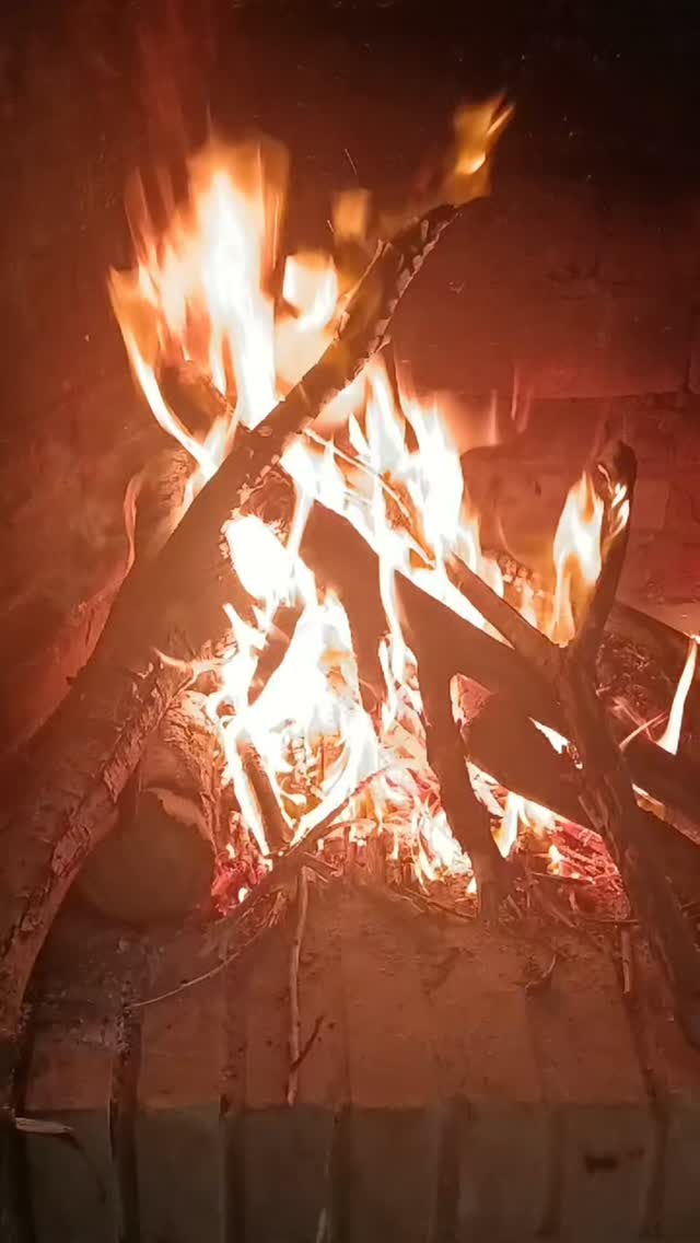 Una mujer independiente solo quiere dejar de serlo, no porque no pueda sino porque se cansó de ser la fuerte.
Y eso también es parte del crecer, entender que no tiene porque cargar el mundo en sus hombros... Que tiene derecho a soltar y que aunque sea por una vez alguien la sostenga sin que siquiera tenga que pedirlo...
Ese es el deseo de una mujer independiente, poder encontrar en su sanación un equilibrio perfecto en la que sabe que puede todo lo que se proponga, pero que lindo es cuando se puede construir de a dos.
Abrazos
Mage 🪷🤍🌿
#mujernatura21
#magetips
#vivirenconciencia
#magiaherbal
#yogaonline