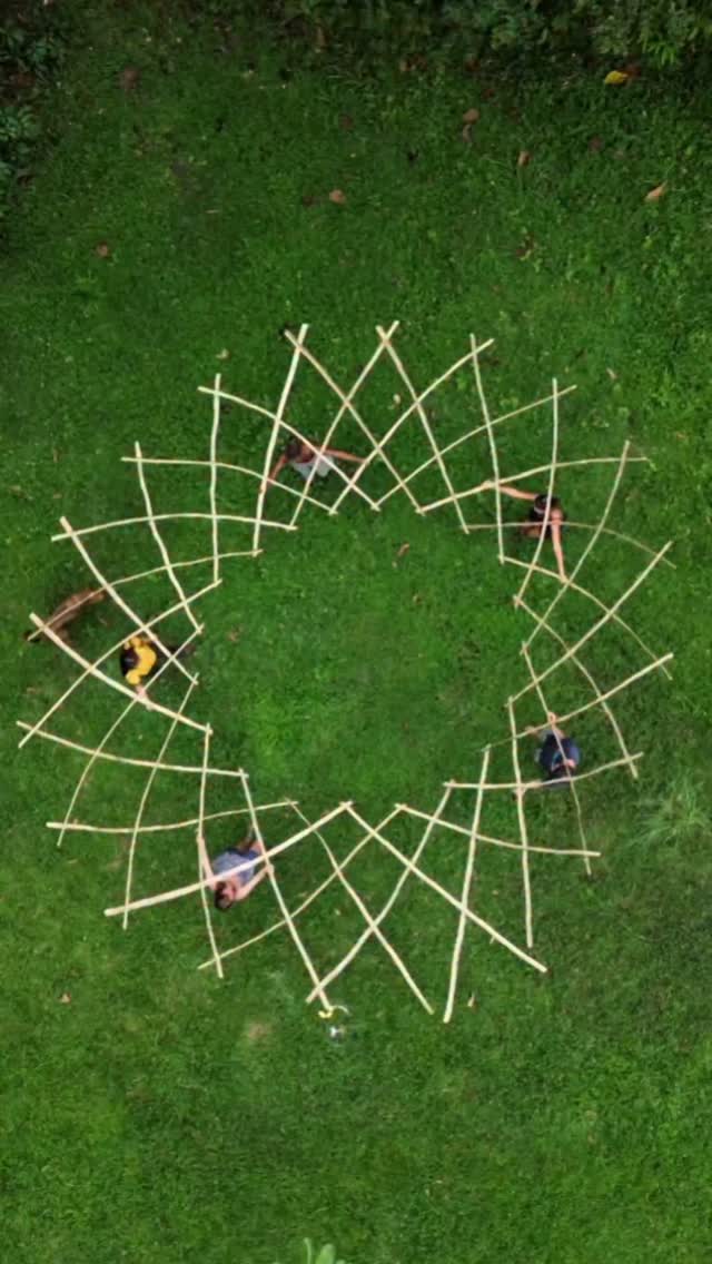 En conexión con @misionyurtasvalle , el nodo Antioquía está activo aquí en Ekawa Bamboo Lab.
.
Recientemente cosechamos bambú birmano y estamos en el proceso de preparar e inmunizar el bambú para crear refugios que duren y que puedan irse consolidando como vivienda permanente. Ya con un prototipo construido y un equipo fantastico...manos a la obra!
.
Si te gustaría participar, escríbenos!
Si puedes aportar para la compra de sales de inmunización o transporte, escríbenos!
Si conoces una comunidad en necesidad de yurtas, escríbenos!
.
¡Gracias!
Drone: @ricardoortiz10
Clips: @lipsma @nicolas_abrill