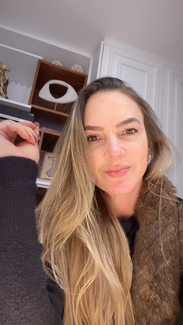 Um corpo e um rosto bonitos se constroem com rotina e disciplina — não com urgência e pressa.
Resultados rápidos demais, muitas vezes, ficam artificiais.
A beleza mais elegante e admirável é aquela que parece natural, mas revela o cuidado de quem soube respeitar o tempo.
Porque beleza não se improvisa. Cultiva-se.