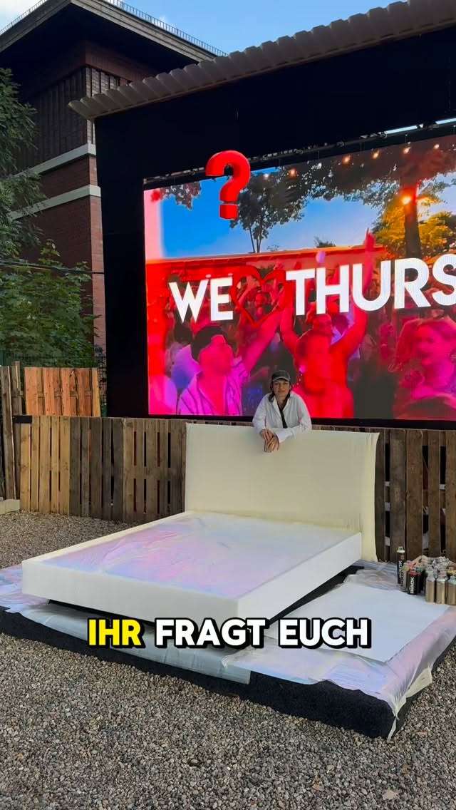 Ein Luxus-Bett live besprühen? 👀✨ Wir habens gemacht!
Mit der wundervollen Kunst von @virgin.stories und der Zusammenarbeit mit @we.love.thursdays war es uns möglich, unsere Vision umzusetzen. Ein exklusives @schrammbeds Boxspringbett in ein absolutes Unikat verwandeln! 🥰✨
Um mitzuerleben, wie dieses Kunstwerk entstanden ist, folgt uns und freut euch auf die weiteren Episoden! 🙌
#schrammbeds #spraypaintart #graffiti #art #spraypainter
