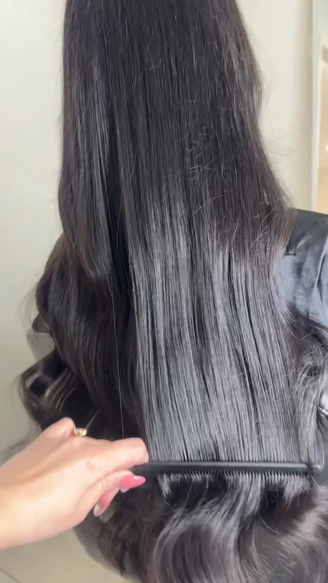 Superior Shades 1B & 1BL for subtle dimension 🖤 code TAYZHAIR for $20 off @superiorhairglobal
styled with @silverbullethair
coloured with @affinageprofessional
#longhair #brunette #hairinspo #hairwaves #explorepage✨