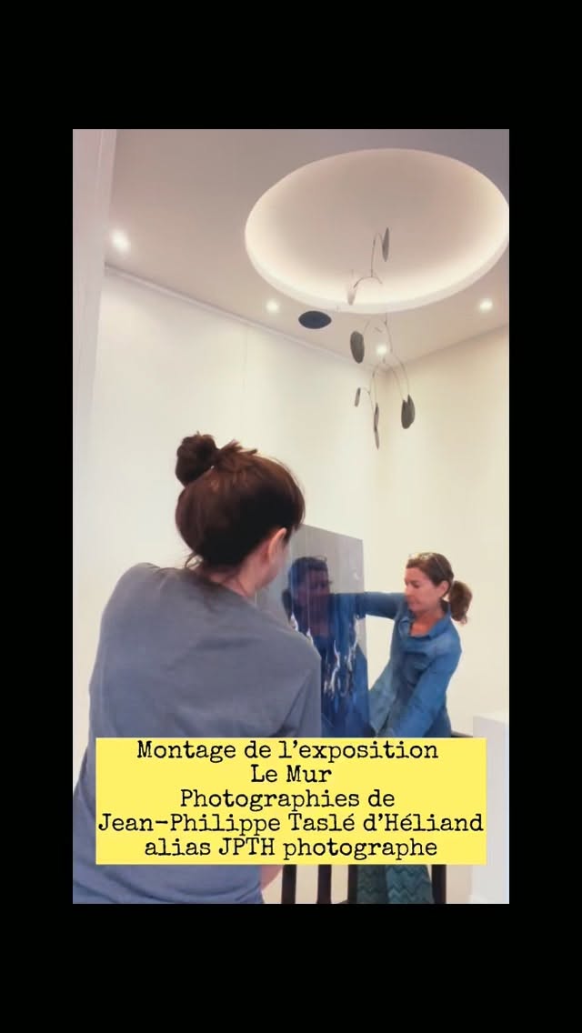🎉Après deux journées de montage avec Géraldine Goldwaser, ma nouvelle exposition prend forme.
« Le Mur – Construire, déconstruire, ce qui nous sépare, ce qui nous relie », présente une sélection de photographies de Jean-Philippe Taslé d’Héliand.
🎥 Découvrez les coulisses du montage en vidéo
🥂 Vernissage le jeudi 24 septembre, de 18h à 22h30
📆 Exposition du 25 septembre au 20 octobre 2026
📍 Tous les jours sur rendez-vous
Collection Stéphanie Peyrissac
9 avenue de Lamballe
75016 Paris
📞 +33 (0)6 11 72 55 88
✉️ contact@collectionstephaniepeyrissac.com
🌎 After two days of installation with Géraldine Goldwaser, my new exhibition is taking shape.
“The Wall – Building, Deconstructing, What Separates Us, What Connects Us”, featuring a selection of photographs by Jean-Philippe Taslé d’Héliand.
Discover behind the scenes of the installation.
#artlovers #photo #photographer #exposition #jpthphotographe