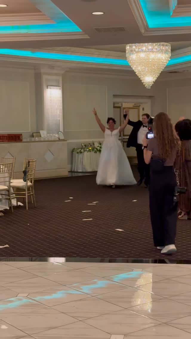 Dana & Joe 💚
We loved celebrating these two at the @wilshiregrandnj 🤍
#dontmissabeat #dmabe #njwedding #njweddingentertainment #njbrideandgroom