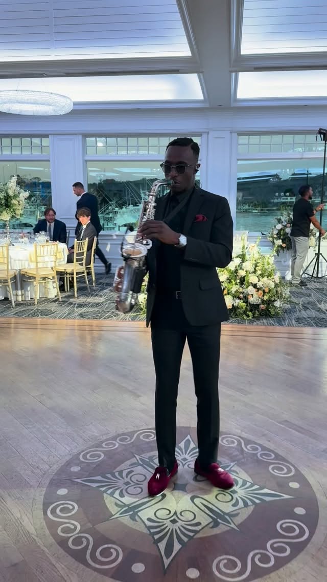POV: your guests are greeted by the incredible @yenn.batah 🎷
to inquire about our amazing & talented musicians, 📧 info@dontmissabeatevents.com 📧
📱 @meaningfulmemoriesnj
🎷 @yenn.batah
📍 @crystalpointyachtclub
🎤 @ajhadamj
🎧 @eventosbyricardom
👰♀️ @shetakesontheglobe
🤵 @zakyz143
📸 @idaliaphotography
🎥 @impressionspv
#dontmissabeatevents #njweddingentertainment #njsaxplayer #njwedding #njbride