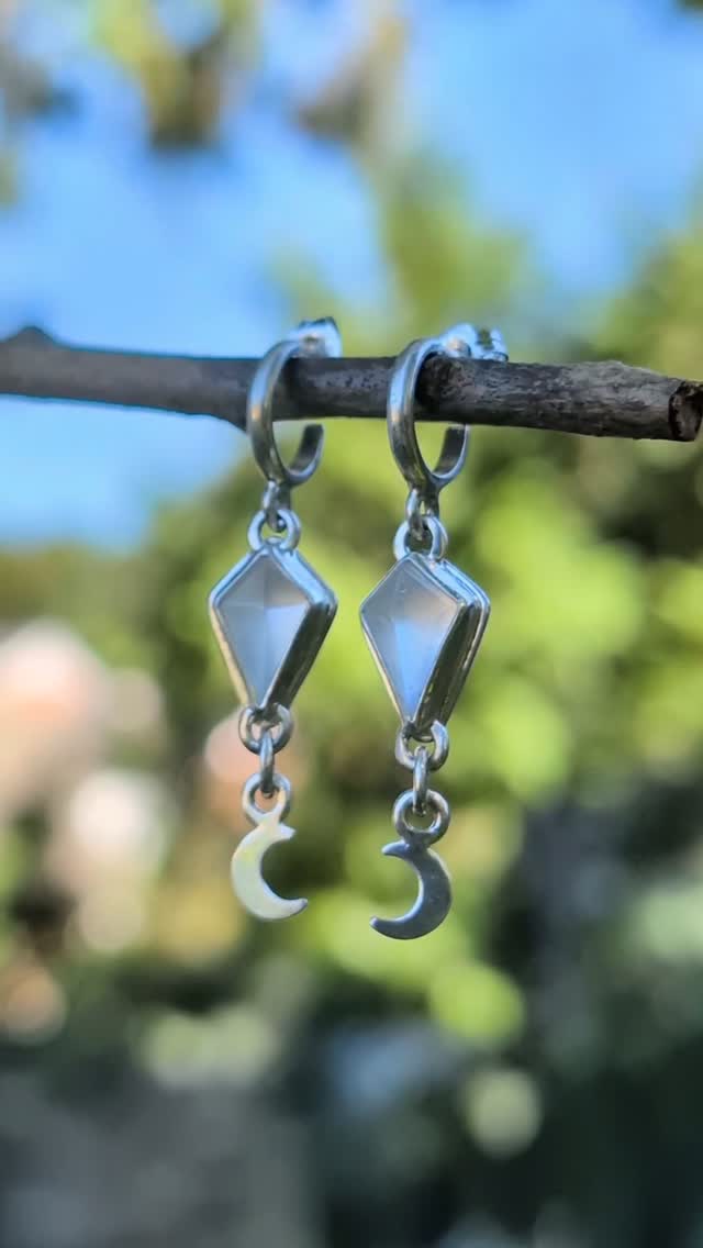 My new Halloween collection is dropping today at 5pm EST! Lots of beautiful labradorite and moonstone ✨