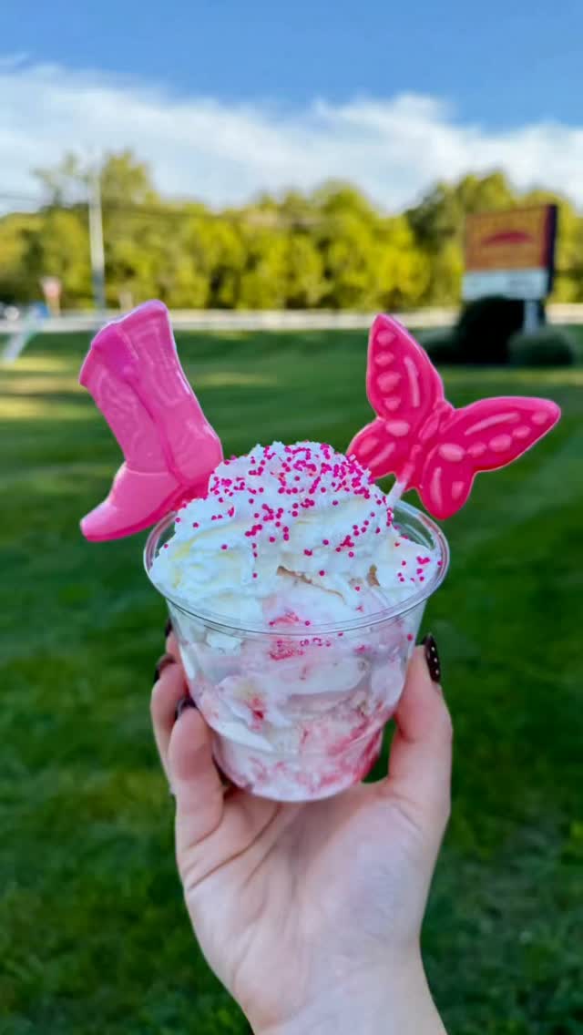 A little sweetness for a legend. 💕✨ In honor of Dolly and 9/25, we’re serving up a “Cup of Ambition”
Strawberry Cheesecake ice cream topped with whipped topping, pink & rhinestone sprinkles, a chocolate butterfly, and a pink chocolate cowboy boot. 🦋👢🎀
Dolly may be gone, but her spirit, her songs, and her sparkle will live on forever. 💗
Come grab a scoop and raise a little cup to Dolly. 🥄✨
🗓️ Available while supplies last!
🍫🍭🍦Gateway Candyland🍦🍭🍫
📍 14802 N Franklinville Rd, Thurmont, MD 21788
☎️ 301-271-2322
🌐 www.gatewaycandy.com
#IceCream #9to5 #DollyParton #DMVfoodie #Maryland