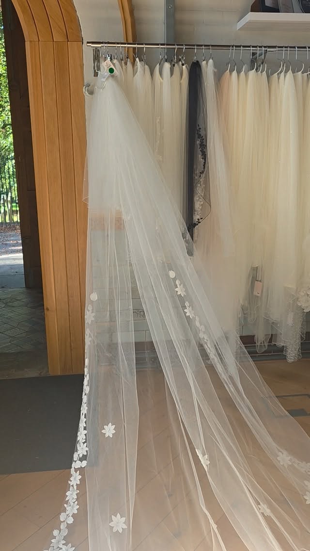 Oh 😍 stunning new arrival ready to complete your wrdding day look!
#veils #weddingaccesories #finishingtouches #dramaticbride