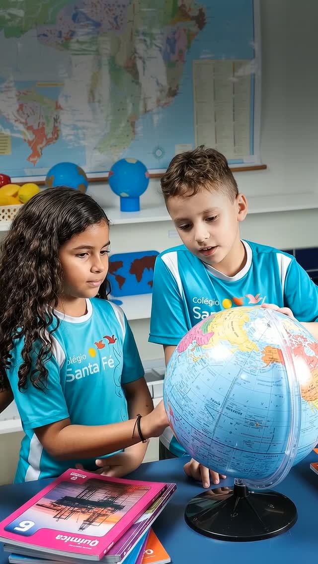 Toda criança quer entender como o mundo funciona. O papel da escola é não deixar essa vontade se perder no caminho.
No Fundamental do Santa Fé, a pergunta é o ponto de partida. A criança investiga, testa, erra, tenta de novo e chega à resposta porque foi atrás dela. E o que se aprende assim não se esquece.
Para acompanhar quem descobre algo novo todo dia, a escola também precisa se renovar. Há 37 anos, a gente revê o que faz, ouve as famílias e melhora um pouco a cada ano.
Eles evoluem. A gente evolui junto, no mesmo ritmo.
Matrículas 2027 abertas. Agende sua visita.