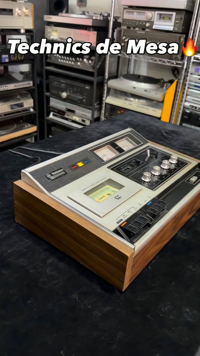 🛑Vendido
🔥Olha só essa pancada Japonesa Matsushita. Um verdadeiro Tape deck de mesa Technics!! Parece ter saído direto de uma cápsula do tempo.
-Technics RS-271US, fabricado no Japão, construção parruda que só de olhar já dá vontade de chorar. Um design amadeirado perfeitamente lindo.
-Cabeça HPF (Hot Pressed Ferrite), feita para entregar excelente resposta sonora e uma durabilidade eterna.
-Dolby B para redução de ruídos e faz aquela limpeza no som ficando mais agradável e gostoso.
-Esses VUS analógicos iluminados de ponteiro, trazendo um charme único. Batendo sincronizadamente bem.
-Sistema top-loading, seletor para fitas Normal e Cromo.
😱Uma verdadeira máquina sonora. Bem conservado e falando demais da conta. Super robusto e raro.
🚕 Entrego em todo o DF e envio para todo o Brasil em até 7 dias úteis. Com 90 dias de garantia.
💸Conjunto no valor de R$1.199 à vista ou parcelado em até 12x. (Consulte taxas).
☎️ 6198380-7697 Diogo
Telefone e WhatsApp