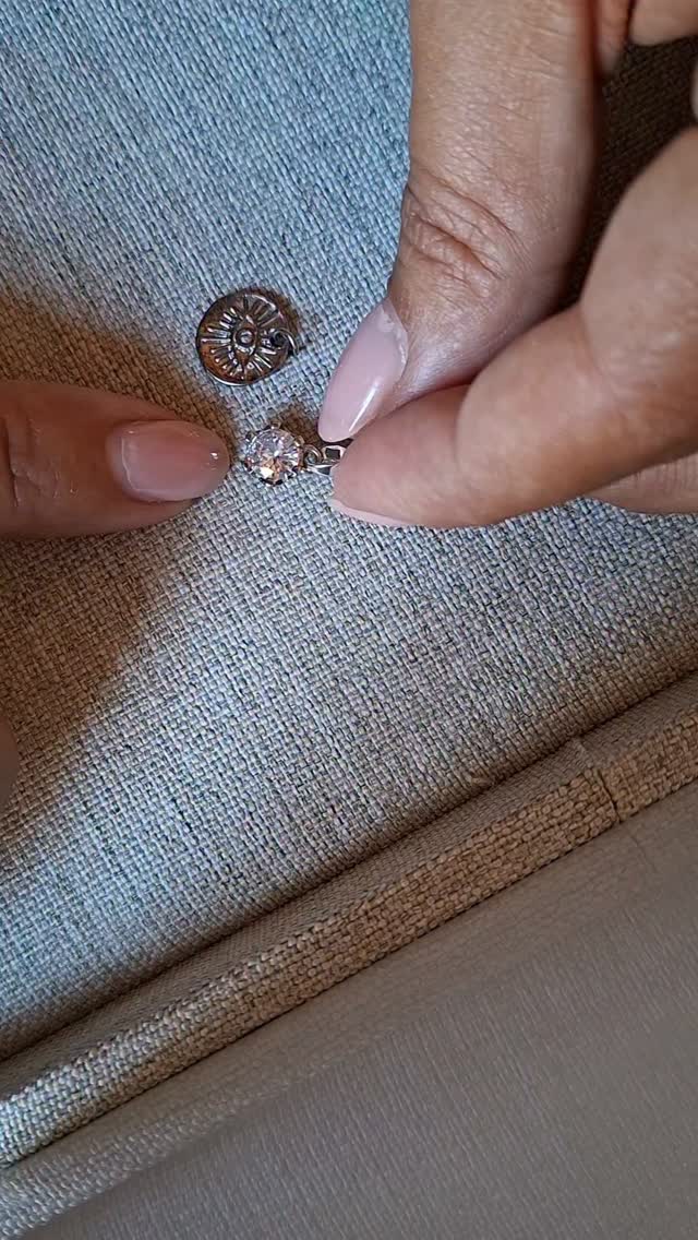 Hola Bebés! Oggi vi voglio far vedere una delle novità che ho appena creato: questa nuova collana, che funziona un po’ come un ago da cucire. 🧵✨
La cosa bella è che puoi infilare i charm che vuoi, nella combinazione che preferisci, e poi semplicemente regolare la lunghezza.
La chiusura funziona proprio come quella di una tradizionale, quindi è super facile da indossare.
Questo modello viene con questa selezione di charm, ma la cosa che mi piace di più è che puoi usarlo anche con i charm che hai già, oppure crearne ogni volta una combinazione diversa. 🤍
È già disponibile online e lo troverete anche nei prossimi mercatini!
Insomma, una collana… ma da reinventare ogni volta.
#jewelrydiaries #beatrizkirrú