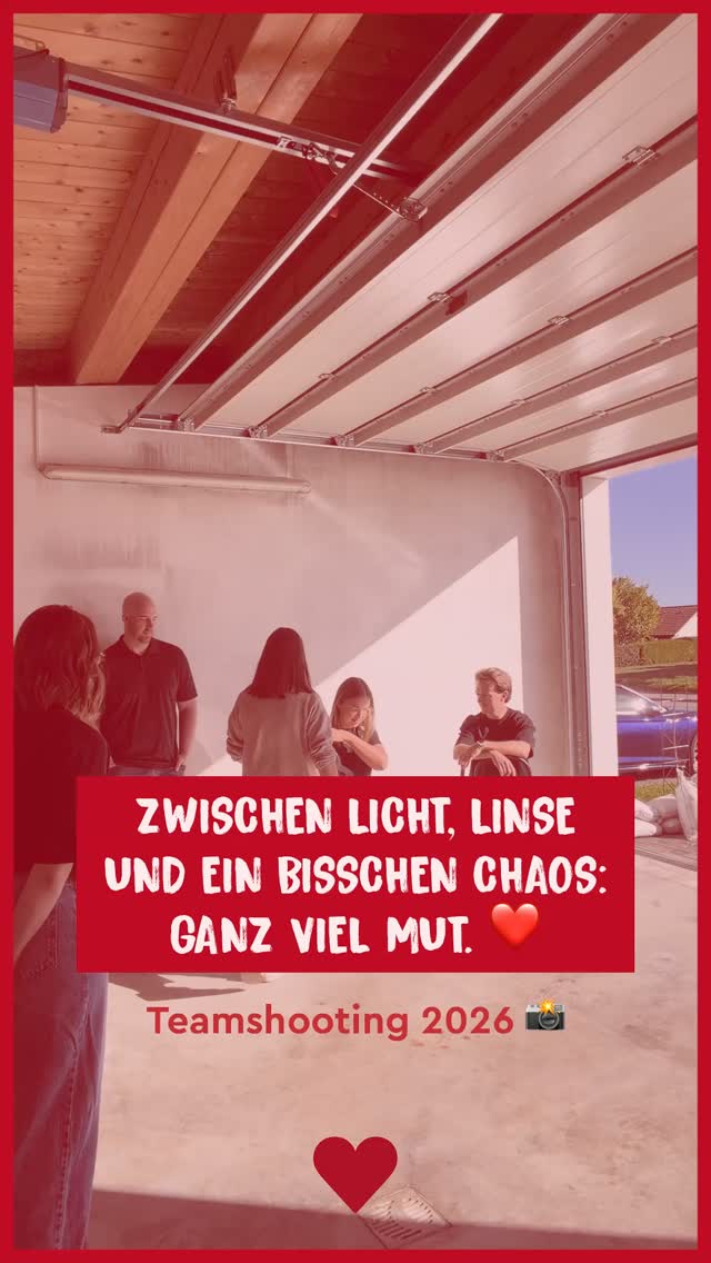 Wir sind gewachsen, aber sieht man das auch? 👀
Neue Menschen sind dazugekommen, neue Ideen, neue Perspektiven. Und aus einem Solo ist ein ganz schön bunter Haufen geworden. ❤️
Deshalb wurde es Zeit für neue Teamfotos!
Danke an @ablichten_fotografie, dass du unsere ganz unterschiedlichen Persönlichkeiten so schön eingefangen hast. 📸
Wir sind schon sehr gespannt auf die Bilder!
#mutdesign #bleibmutig #werbeagentur #allgäu #kreativagentur