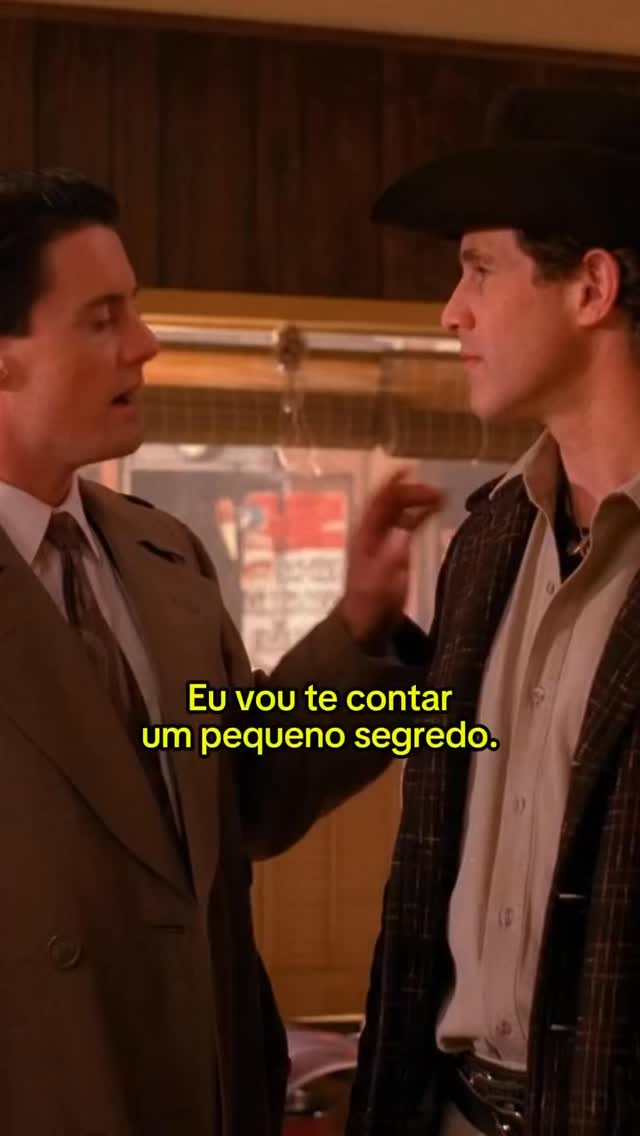 A gente passa tanto tempo esperando o momento certo para viver que, às vezes, deixa escapar a delicadeza do que já floresce agora. Esperamos o dia tranquilo, a ocasião especial, a vida finalmente se organizar… enquanto pequenos desejos, encontros e possibilidades passam diante de nós, quase em silêncio. Talvez seja importante parar por um instante e perguntar: o que está acontecendo dentro de mim neste momento? Do que eu preciso hoje? Nem tudo precisa ser guardado para depois. A vida também se revela no simples, no possível, naquilo que chega sem fazer barulho. Talvez estar presente seja aprender a reconhecer e acolher o sentido que já existe no instante que temos.