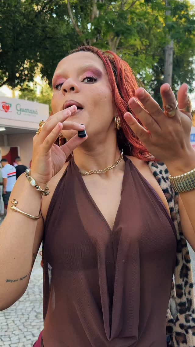 Vem viver a Flup do jeitinho que você quiser!
Entre uma mesa e um show e outro, também teve muito look entregando tudo pela Praça Tiradentes e pelo Teatro Carlos Gomes.
Estilo, presença, identidade e aquele jeitinho de quem sabe ocupar a cidade com muita personalidade! Aqui o close vem com história.
A galera da Flup dá aulas, pow!
Vem celebrar as histórias na maré da memória. 🌸
Até 27 de setembro no Teatro Carlos Gomes, Praça Tiradentes e Salão Guarani.
A 16ª FLUP é apresentada pelo Ministério da Cultura, Prefeitura da Cidade do Rio de Janeiro, Secretaria de Cultura e Shell. Tem patrocínio master da Shell por meio da Lei Federal de Incentivo à Cultura, patrocínio da Prefeitura da Cidade do Rio de Janeiro e Secretaria de Cultura, por meio da Lei Municipal de Incentivo à Cultura - Lei do ISS, e Secretaria Municipal de Educação. O apoio é da Fundação Ford, Imaginable Futures, Instituto Ibirapitanga, Hawthornden Foundation, Fundação Itaú e British Council. A parceria é da Embaixada da França. Realização: Suave, Associação Na Nave e Ministério da Cultura.
De 16 a 27 de setembro, o Rio recebe a primeira edição da Semana de Arte do Rio.
Serão 12 dias de programação, reunindo festivais, exposições, intervenções urbanas e atividades de diferentes linguagens artísticas em espaços culturais, museus, teatros, galerias e equipamentos públicos da região central.
Uma plataforma que conecta arte, cultura, cidade e economia, fortalecendo o Rio como referência na produção artística contemporânea.