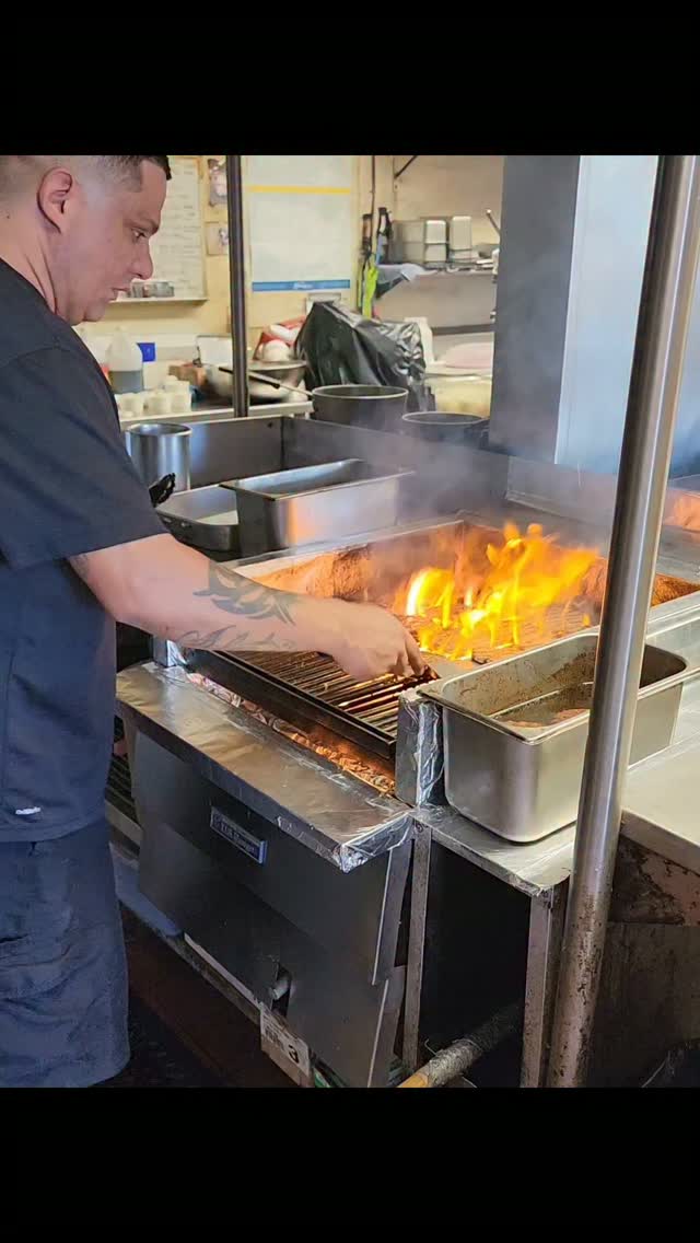 🍔 OSH Foods: W&M Bar-B-Q Burgers
Since 1940, W&M has been serving one of Honolulu’s favorite local burgers. Founded by Wilfred and Mary Kawamura—the “W” and “M”—this family business became an icon with its flame-grilled patties and unforgettable sweet-and-savory sauce.
Our old-school local businesses can only remain part of Hawaiʻi’s story if we continue supporting them. So go grab a W&M burger this week—and tell us your go-to order! 😆
Footage from an episode of Cool for Kūpuna. Watch archived episodes of CFK through the link in our bio. 🤙🏽