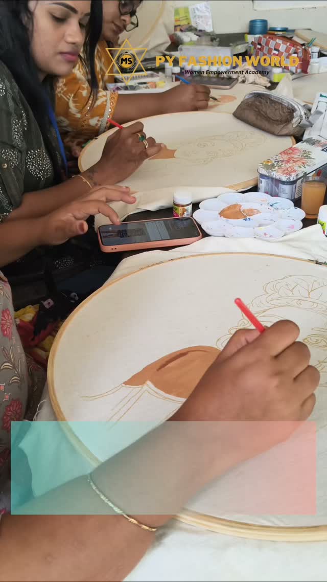 🌸 When creativity meets fabric, magic happens! 🧵🎨
.
.
.
.
.
.
#FabricPainting #FabricArt #StudentCreativity #FashionDesigning #fashionstudent