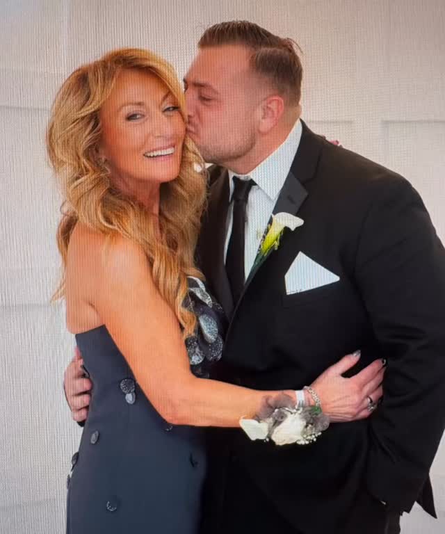 MOTHER OF THE GROOM… AND GOLDEN WAS THE ASSIGNMENT. ✨🤎
Our beautiful Susan celebrating her son’s wedding looking absolutely golden, elegant, and glowing.
Susan has been coming to us for quite some time, and the truth is—she has her own color.
We created her Airbrush Formula based specifically on her skin type, her undertones, and how her skin develops color. Every time she comes in, we know exactly what works beautifully on her.
Because this is never about choosing a shade off a chart.
Your skin has a formula—not a shade number.
Being trusted with Susan’s color for such an important day—her son’s wedding—means so much to us. We love her, and we are so grateful she chose Sunkiss Airbrush™ to be a part of such a beautiful celebration. 🤎
📍 Woodbury, NY Long Island
Looking for the best spray tans near me? Let us create your custom glow.
#MotherOfTheGroom #LongIslandWedding #SprayTanNearMe #SprayTanLongIsland #BridalBeautyLongIsland
