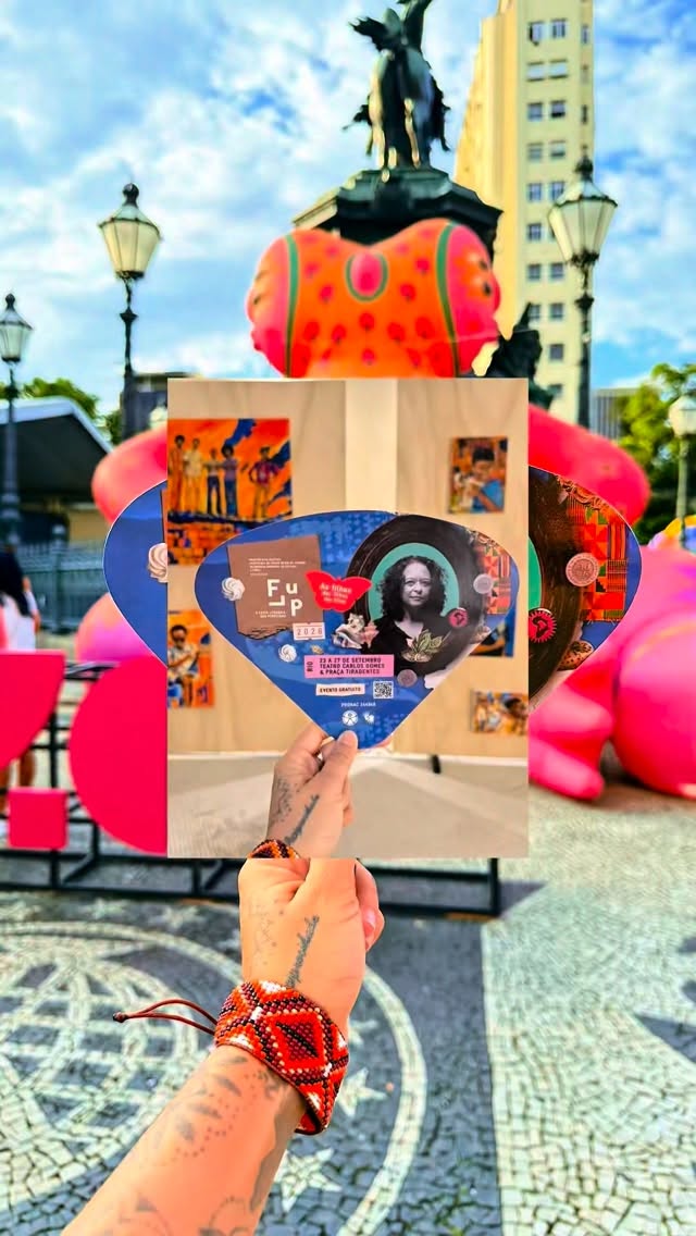 Quer saber o que você encontra na Flup? Então pega a visão. 😎
A partir de amanhã, passam pelo Teatro Carlos Gomes nomes como Kimberlé Crenshaw, nossa homenageada Ana Maria Gonçalves, Chico Regueira, Jurema Werneck, Duquesa, Gilberto Gil e muita gente potente.
Tem Praça Tiradentes e Salão Guarani pulsando junto. Tem sessão de autógrafos, exposição, acarajé, encontro, ideia boa e muito samba.
É a #Flup26 acontecendo… tem certeza de que só você vai ficar de fora?
Filmagem e edição: @lapso.oficial
Vem celebrar as histórias na maré da memória. 🌸
Até 27 de setembro no Teatro Carlos Gomes, Praça Tiradentes e Salão Guarani.
A 16ª FLUP é apresentada pelo Ministério da Cultura, Prefeitura da Cidade do Rio de Janeiro, Secretaria de Cultura e Shell. Tem patrocínio master da Shell por meio da Lei Federal de Incentivo à Cultura, patrocínio da Prefeitura da Cidade do Rio de Janeiro e Secretaria de Cultura, por meio da Lei Municipal de Incentivo à Cultura - Lei do ISS, e Secretaria Municipal de Educação. O apoio é da Fundação Ford, Imaginable Futures, Instituto Ibirapitanga, Hawthornden Foundation, Fundação Itaú e British Council. A parceria é da Embaixada da França. Realização: Suave, Associação Na Nave e Ministério da Cultura.
De 16 a 27 de setembro, o Rio recebe a primeira edição da Semana de Arte do Rio.
Serão 12 dias de programação, reunindo festivais, exposições, intervenções urbanas e atividades de diferentes linguagens artísticas em espaços culturais, museus, teatros, galerias e equipamentos públicos da região central.
Uma plataforma que conecta arte, cultura, cidade e economia, fortalecendo o Rio como referência na produção artística contemporânea.