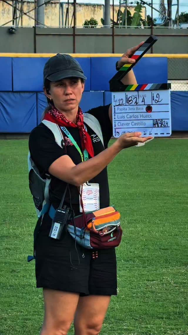 VALENCIA NOS RECIBIÓ PARA SACARLA DE HOME RUN JUNTOS
Iniciamos este recorrido en el Estadio José Bernardo Pérez de Valencia. Entre tomas en el campo, el homeclub y los camerinos, el equipo y el elenco vivieron de cerca la intensidad de filmar en uno de los templos del béisbol venezolano.
El trabajo en esta plaza dejó momentos clave para la historia de Papita 3.
¿Desde qué ciudad esperas el estreno?
#PapitaManiToston3 #Papita3 #CineVenezolano #BTS #Valencia
