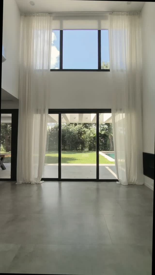 Esa luz de la tarde que se vuelve suave… 🤍
Con un solo toque, la gasa se cierra sola y el ambiente cambia: menos sol, más calma y un poquito más de privacidad, sin dejar de ver el jardín.
Nos encanta hacer cortinas así, pensadas para cada casa y para cada ventana. Te acompañamos desde la medida y la elección de la tela hasta el día de la instalación.
💬 Escribinos y lo vemos juntos: 11 5761-4271
📍 Marcelo T. de Alvear 1616 – CABA
#cortinasamedida #cortinasautomatizadas #cortinasdegasa #dobleAltura #deco interiorismo recoleta cortiblanc