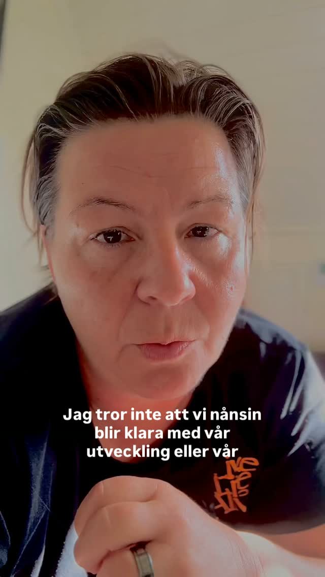 Tror du att du en dag blir ”helt läkt” och klar med din utveckling? Tänk om du aldrig blir klar. Den tanken är rätt befriande.
Vi kan inte ständigt hålla på att läka, för då får vi ingenting gjort. Vi kan heller inte utesluta det. Att ständigt jaga nästa utveckling kan även det tillslut bli en flykt från det liv vi faktiskt har just nu.
Det har blivit lite för mycket kostymer och roller i den här branschen.
Äkta läkning betyder inte att din kropp aldrig mer blir triggad. Det betyder att du slutar överge din egen sanning för att hålla omgivningen lugn.
Om vi kan finna balansen, och ta det när det sker i stället för att skjuta undan, fly eller ta ansvar för andras känslor så skapar vi äkthet och djup. I det djupet kan vi äntligen landa i inre trygghet, kraft och stabilitet.
Livet levs nu och vi kommer ständigt möta utmaningar, utveckling, läkning och expansion.
Det är därför också rätt viktigt att tillåta våra dimensioner och sluta fly från dem.😃
Fullmånen idag är extremt stark. 🌕
Frigör idag, vila i morgon och fortsätt leva livet levande.💚
#psykiskohälsa #stress #personligutveckling #soulandpathfinding