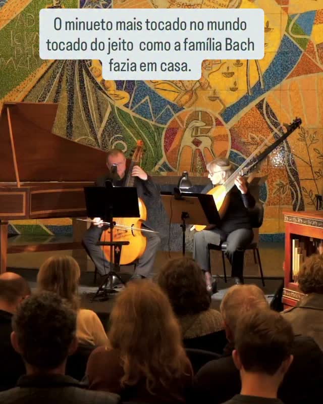 Tocamos o famoso minueto em Sol Maior com instrumentos de época, em formação de câmara: cravo, viola da gamba e teorba.
Lembrando que teremos As Quatro Estações de Vivaldi com instrumentos originais barrocos no dia 29 de outubro, em Porto Alegre. Inscreva-se no site, receba a notificação de abertura bilheteria - garanta os melhores ingresso.
Agradecemos especialmente ao patricínio da Farmacêutica Hertz e Blueville, e o apoio da PUCRS Cultura.
Concerto da Bach Society Brasil apresentado pela Secretaria de Estado da Cultura apresenta nosso em homenagem à Anna Magdalena Bach ocorreu no dia 21 de setembro de 2026, em Porto Alegre, tocando o repertório que a família Bach tocava em casa.
O LIVRO DE ANNA MAGDALENA
📅 Ocorreu no dia 21 de setembro de 2026, segunda-feira, às 20h 🕒
📍 Igreja Universitária Cristo Mestre (PUCRS)
Porto Alegre
🎟️ Entrada foi gratuita
♿ Evento acessível
SOLISTAS
Diana Danieli @diana_danieli_, mezzo-soprano
Dolores Costoyas @dolorescostoyas (Argentina), teorba
Diego S. Biasibetti @schuckmusik, viola da gamba
Fernando Cordella @cordellafernando, cravo, órgão e direção
Janaina Pellizzon @janainapellizzon, atriz
FICHA TÉCNICA
Projeto: Luz e Sombra: A Estética Barroca em Música
Realização: Sociedade Bach Brasil
Patrocínio: Hertz Farmacêutica e Blueville
Apoio: PUCRS Cultura, Consulado Geral da República Federal da Alemanha, Goethe Institut, Instituto Ecossis, EROICA e Badermann Arquitetos Associados
Produção Cultural: Conecta Cultura
Comunicação: EROICA
Financiamento: PRÓ-CULTURA, Governo do Estado do Rio Grande do Sul, por meio da Secretaria de Estado da Cultura.
@sedac_rs @pastoralpucrs @pucrscultura @hertzfarma @bluevillealimentos @alemanhanobrasil @goetheinstitut_portoalegre @institutoecossis @eroica_conteudo @conectacultura_ badermannarquitetos