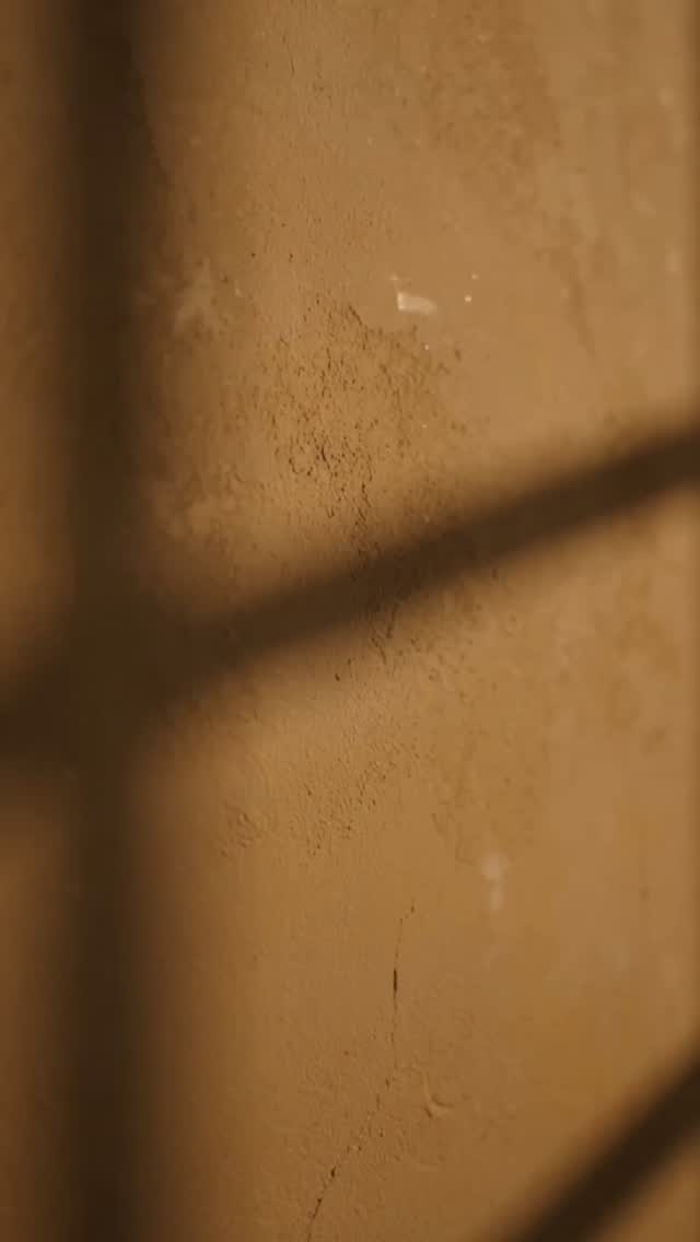 OCTUBRE: El lenguaje de las sombras y el diseñc espacial.
En la arquitectura, el vacío y las sombras importan tanto como los volúmenes sólidos.
Diseñar considerando la proyección de la luz transforma por completo la atmósfera nocturna de un espacio.
Este otoño, dale la bienvenida a los días más cortos y a las noches más profundas envolviendo tus ambientes en texturas de luz.
Crea experiencias sensoriales junto a Luzerna Conoce la colección en el enlace de nuestra biografía.
#diseñodelnteriores #arquitectura #luzysombra #interiorismomexico